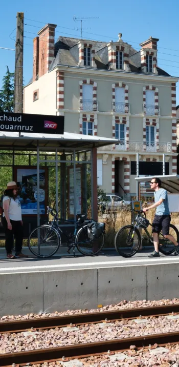 Cyclistes en gare