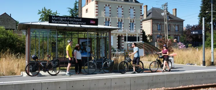 Cyclistes en gare