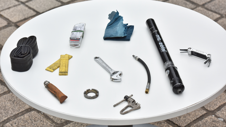 Kit d'outils de réparation de vélo, Kit de réparation de pneus de vélo,  pompe à pneu de vélo, kit de réparation de crevaison de pneu avec boîte de  rangement, pneu de vélo