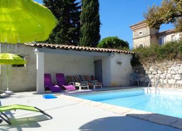 Piscine Plein Sud, à partager : 10 m x 5 m. Profondeur 1,20 côté Abri (Ouest) et 1,60 m à l'opposé (côté Est), le fond descend en pente douce.