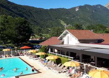 piscine transats et restaurant vue montagne