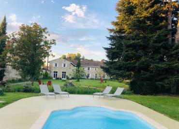 Piscine des chambres d'hôtes Le Clos Ayanna à Crémieu - Balcons du Dauphiné