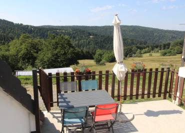 Terrasse avec superbe vue sur les monts