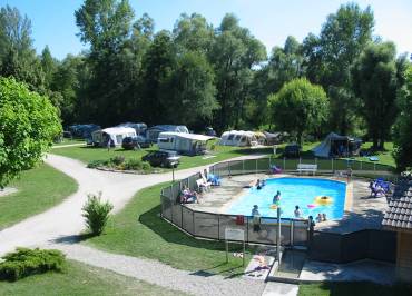 Piscine et espace extérieur arboré camping Bords du Guiers