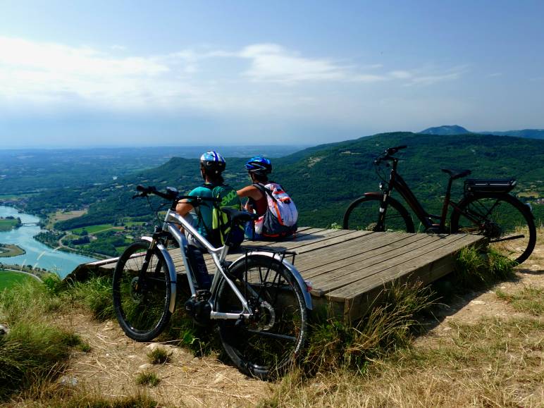 Vue sur la vallée du Rhône depuis le belvédère de Saint-Jean de Chevelu